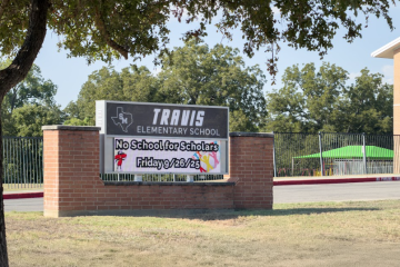 school-led-sign-travis-elementary-no-school-texas